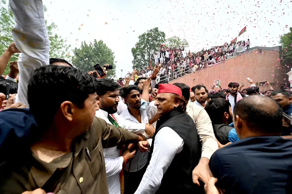 Akhilesh Yadav shares images on X without caption