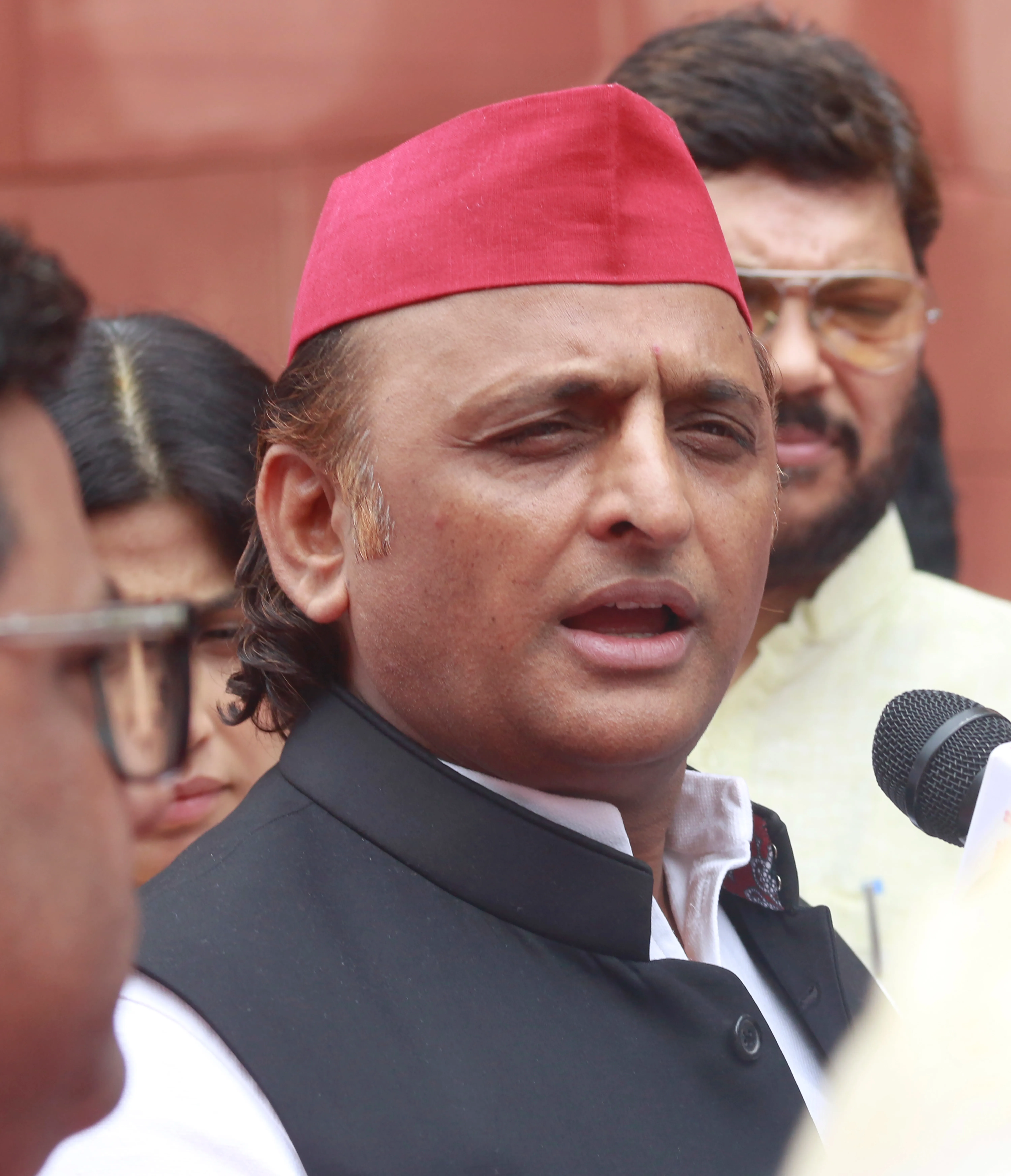 Is Akhilesh Yadav Right to Criticize the Government Over the Fertiliser Crisis?