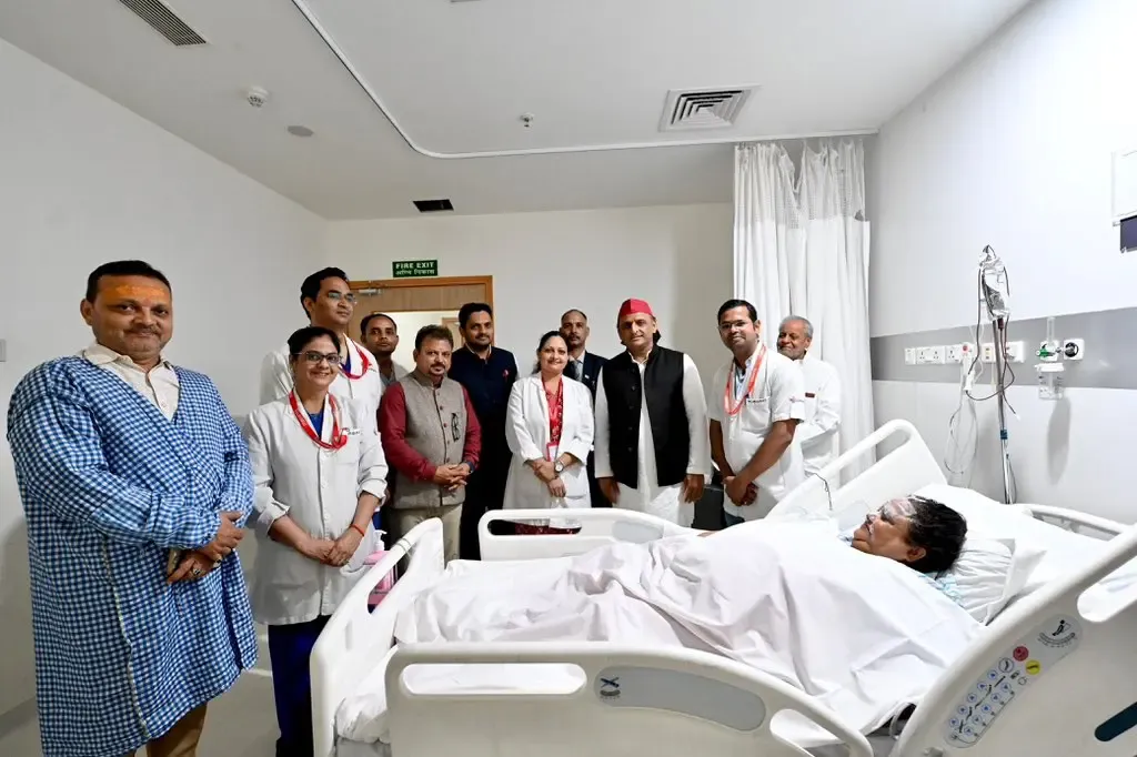 Akhilesh Yadav visits BJP MLA Anupama Jaiswal injured in effigy fire