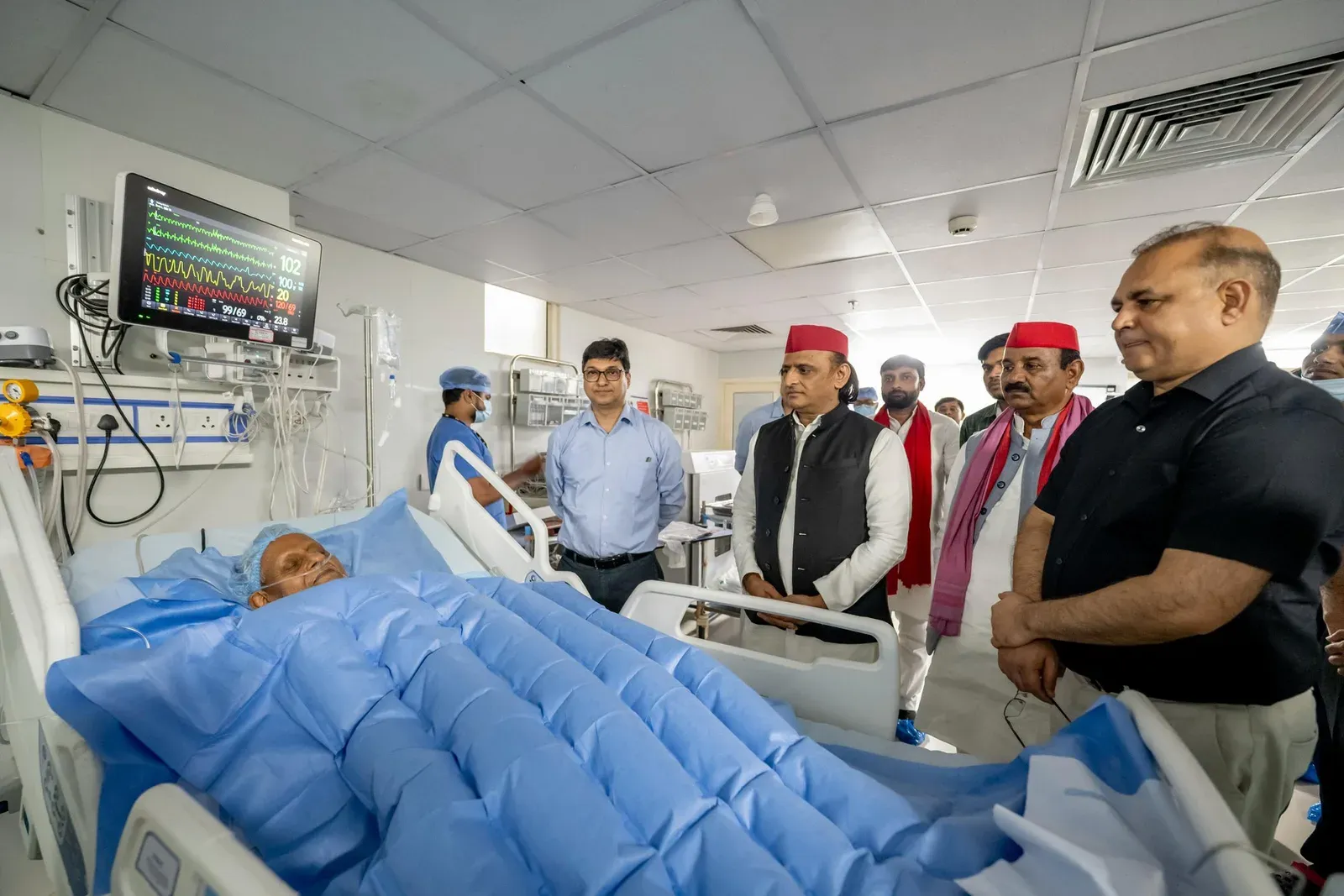 Akhilesh Yadav Visits Rajendra Chaudhary at Lohia Hospital