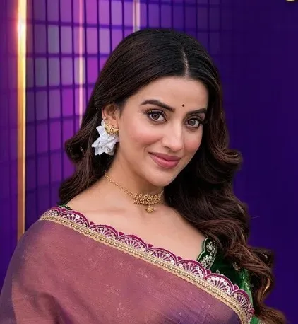 Akshara Singh grooves to 'Aa Hi Jaiye' in empty gym, channels Urmila