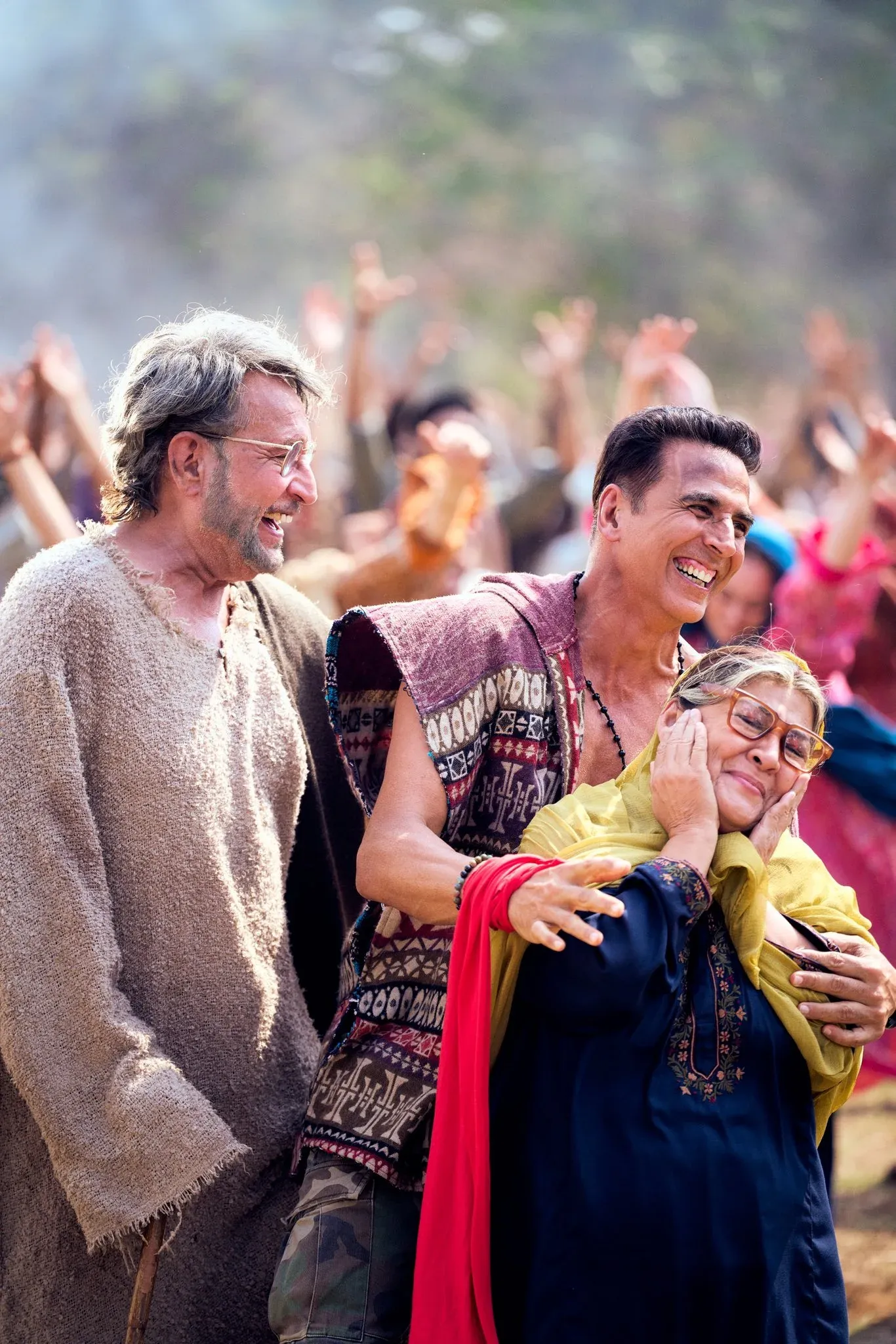 Akshay Kumar bows in gratitude to Farida Jalal, Kiran Kumar for 'Welcome to the Jungle'