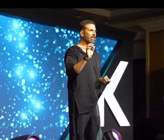 Does Akshay Kumar Love His Fans More Than His Wife?