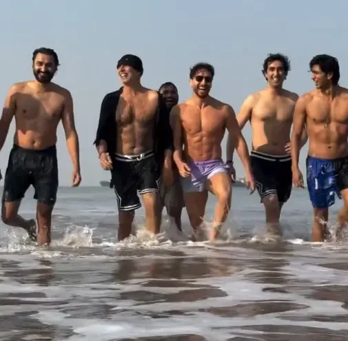 Are Akshay Kumar & Tiger Shroff Showing Off Their Chiseled Abs at Juhu Beach's 'Ocean’s 9'?
