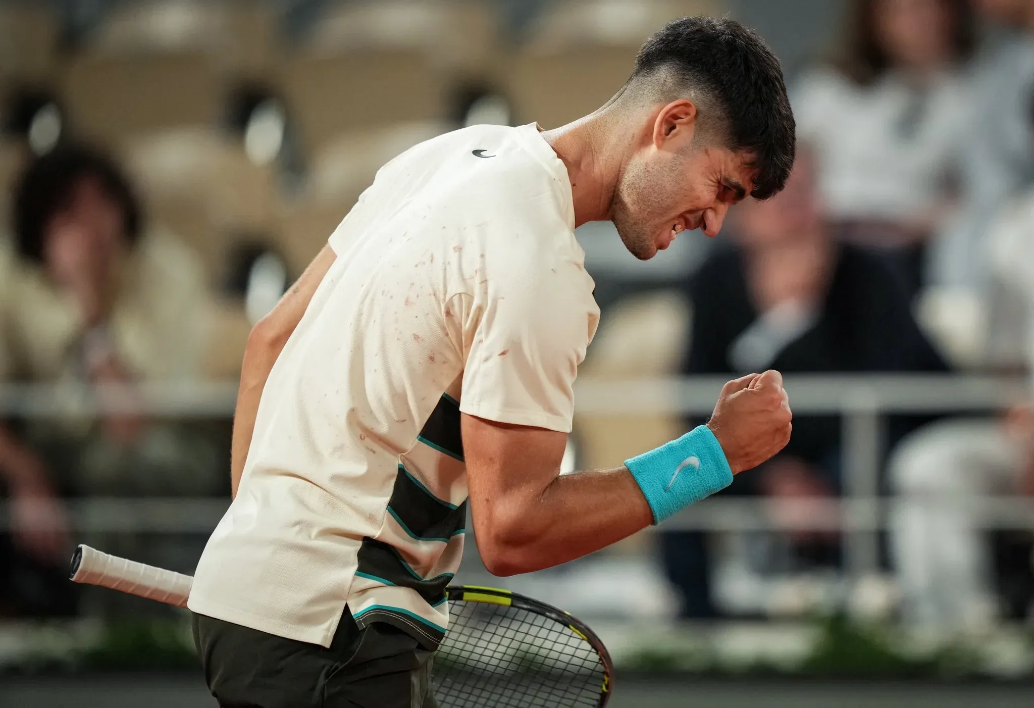How Did Alcaraz Overcome Dzumhur to Reach the French Open Fourth Round?
