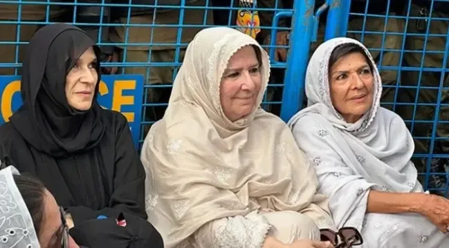 इमरान खान की तीन बहनें हिरासत में: उज्मा और नूरीन को 30 दिन की नज़रबंदी, 27 सितंबर मार्च से पहले PTI पर शिकंजा