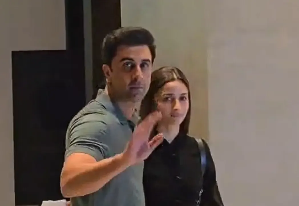 Ranbir Kapoor, Alia Bhatt hand-in-hand at Daadi Ki Shaadi screening for Neetu's comeback