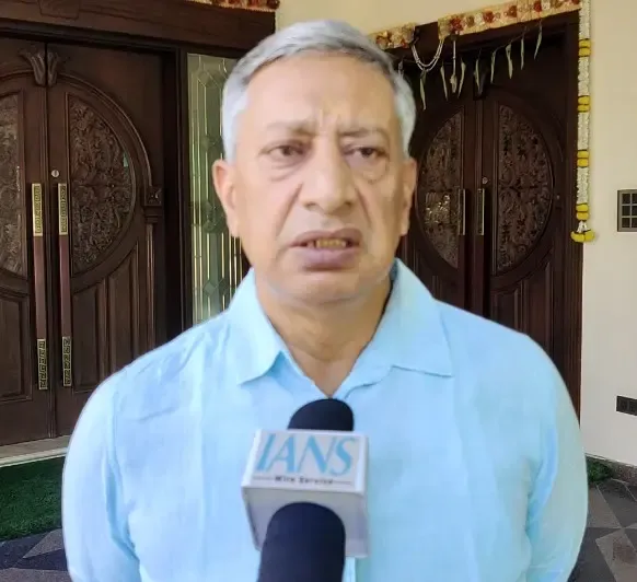 Ex-J&K DGP Criticizes Pakistan Army Official's Throat-Slitting Gesture at UK Protest