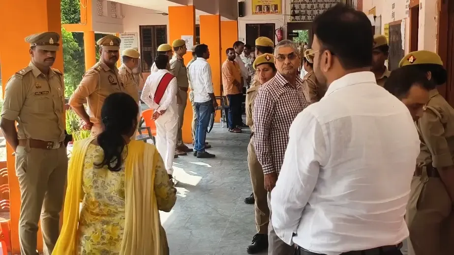 इलाहाबाद-झांसी स्नातक एमएलसी चुनाव: 152 बूथों पर मतदान जारी, DM-पुलिस कमिश्नर ने किया निरीक्षण