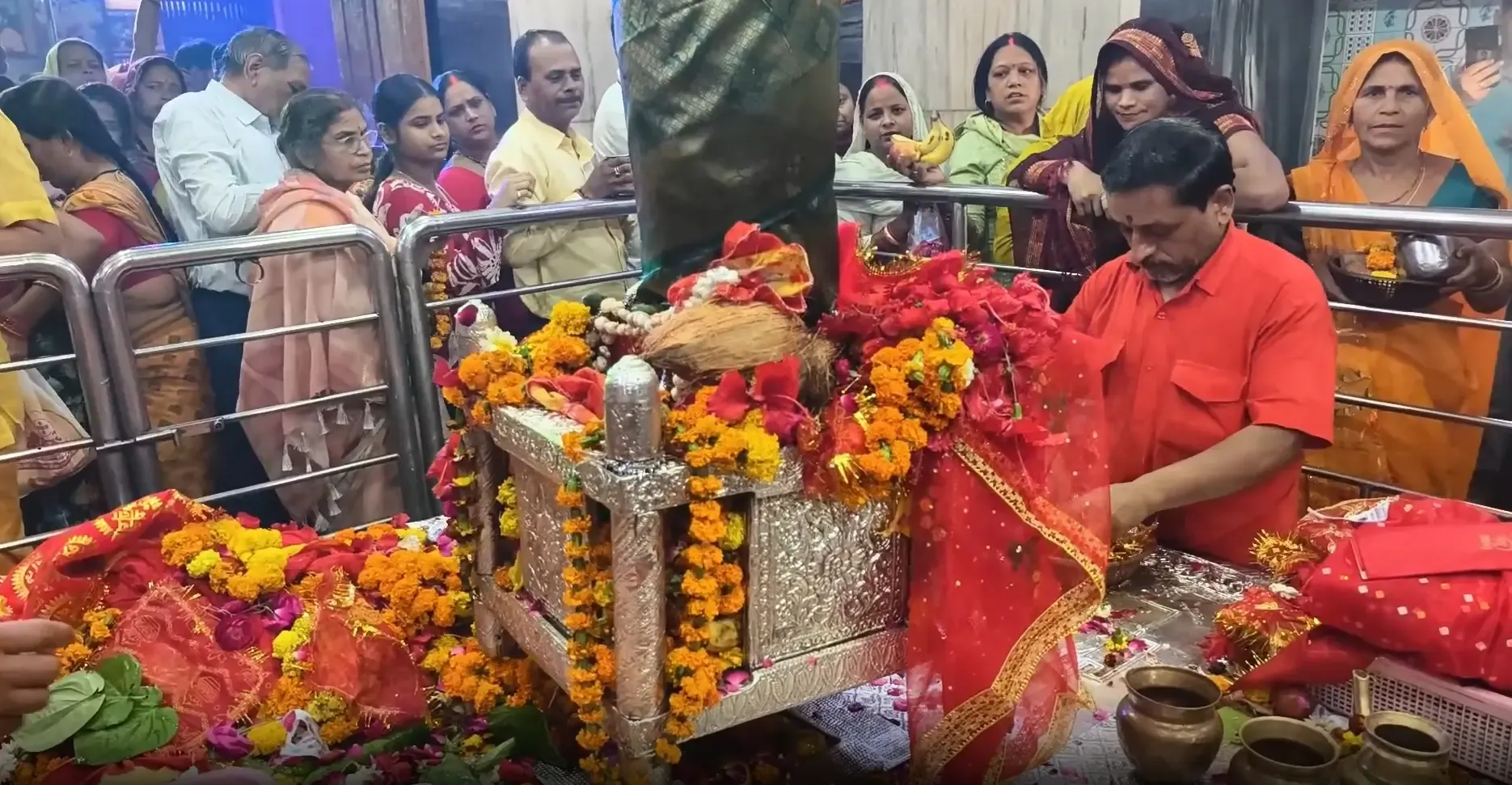 प्रयागराज में अष्टमी पर अलोपी शंकरी देवी शक्तिपीठ मंदिर में श्रद्धालुओं की बेमिसाल भीड़