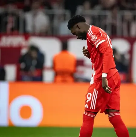 Alphonso Davies sidelined for weeks after hamstring injury in Bayern's PSG exit