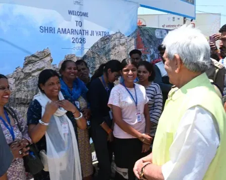 अमरनाथ यात्रा 2025: उपराज्यपाल मनोज सिन्हा ने श्रीनगर ट्रांजिट कैंप का निरीक्षण किया, सुविधाएं दुरुस्त रखने के निर्देश