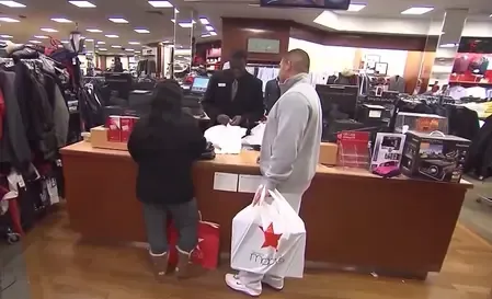 अमेरिका में टैरिफ के कारण कंप्यूटर व कपड़े आदि की कीमतें बढ़ेंगी