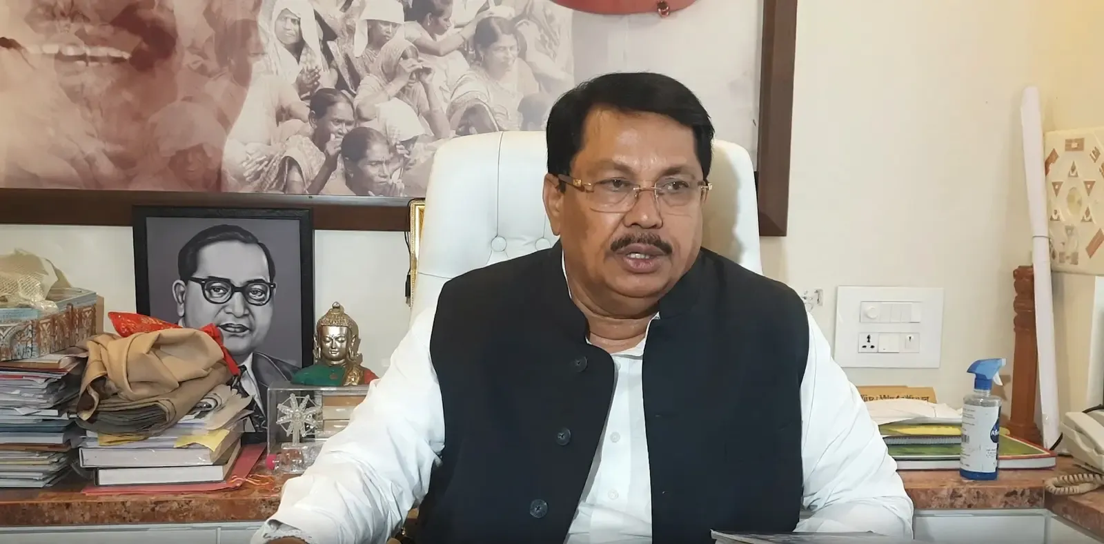 विजय वडेट्टीवार का केंद्र पर हमला: 'सरकार अमेरिका के सामने झुकती है, युवा सड़कों पर, सत्ता परिवर्तन ज़रूरी'