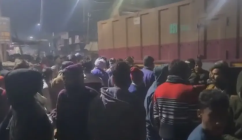 क्या अमेठी में चाय की दुकान में अनियंत्रित ट्रक घुसने से लोग घायल हुए?