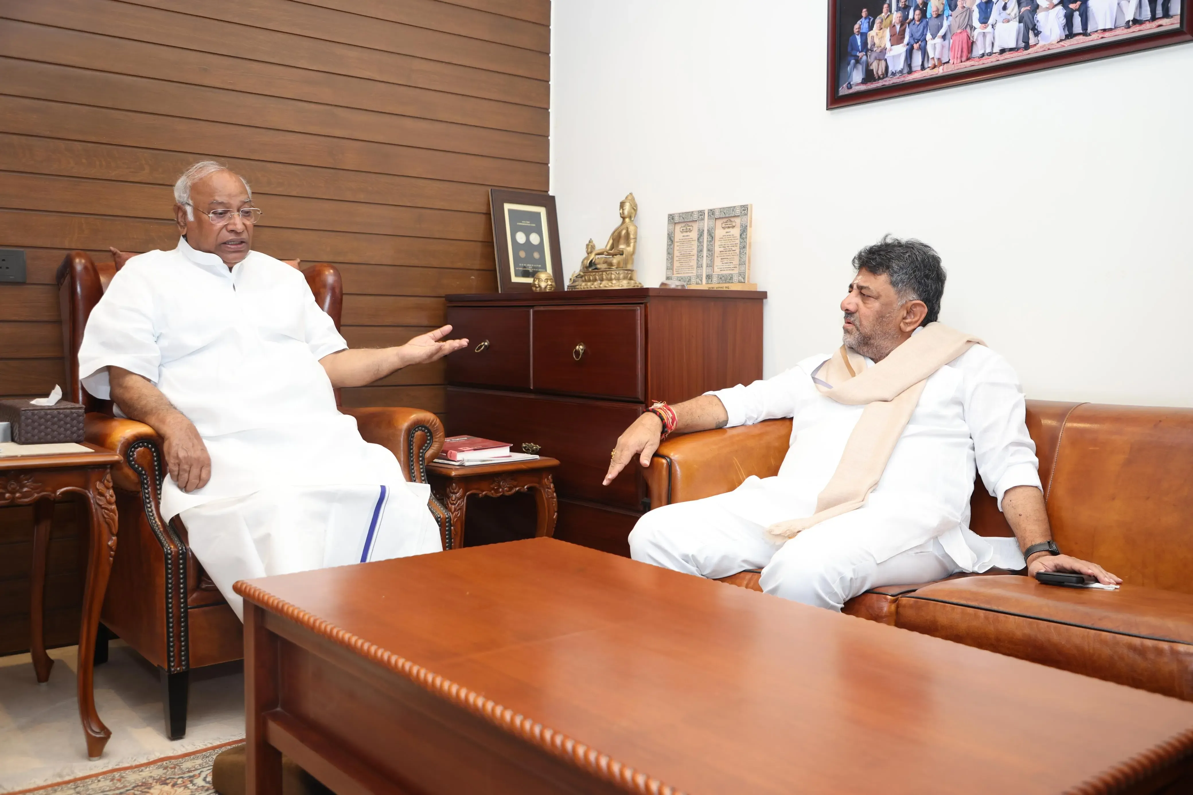 Intra-Party Tensions in Karnataka Congress: DK Shivakumar Meets Mallikarjun Kharge