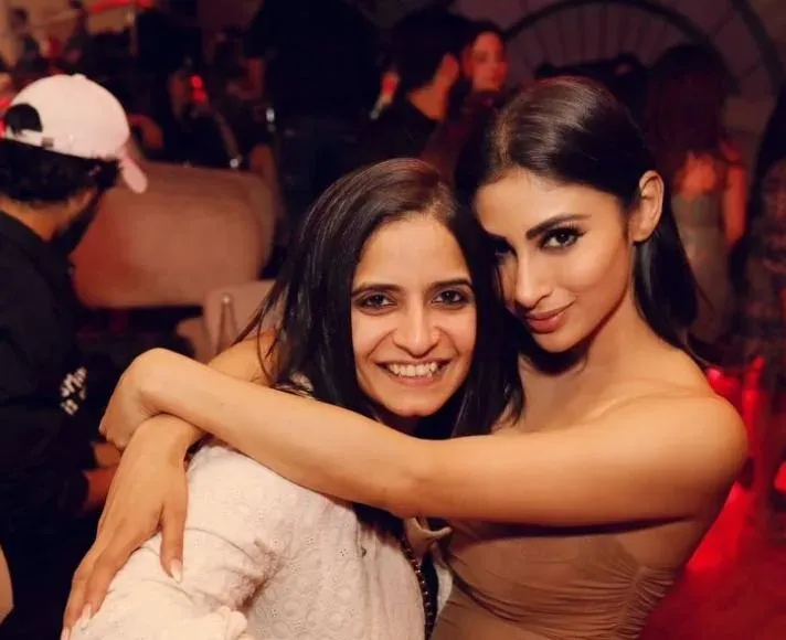 Mouni Roy throws mid-air birthday bash for BFF amid divorce news