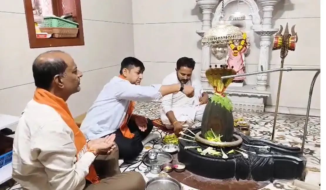 अमित शाह के जन्मदिन पर गांधीनगर में BJP का सेवा संकल्प, सिद्धेश्वर महादेव मंदिर में विशेष पूजा