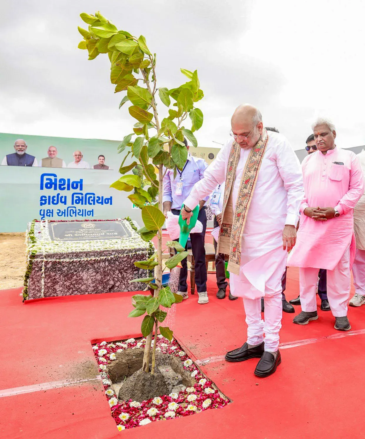 अमित शाह ने अहमदाबाद म्युनिसिपल कॉर्पोरेशन को दी बधाई, मियावाकी पद्धति से 3.61 लाख पौधे लगाकर बना गिनीज रिकॉर्ड
