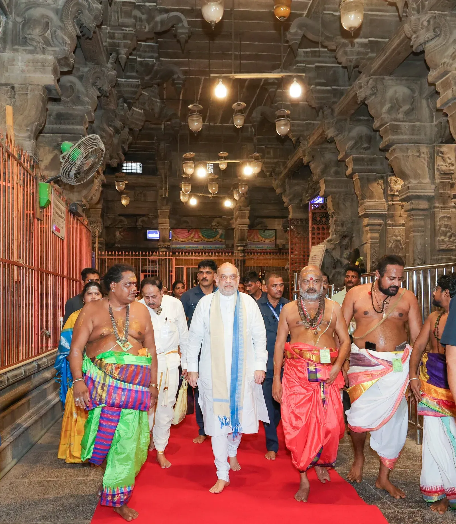 Amit Shah offers prayers at Tiruvannamalai's Arunachaleswarar Temple