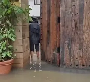 क्या बारिश ने बॉलीवुड स्टार अमिताभ बच्चन के बंगले में पानी भर दिया?