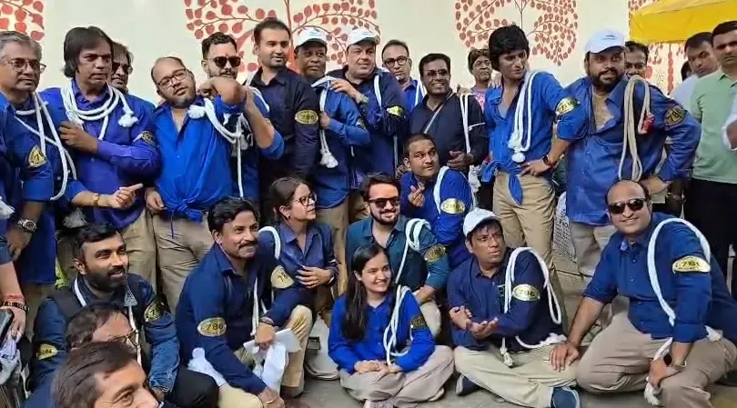 अमिताभ बच्चन के 84वें जन्मदिन पर 'जलसा' के बाहर उमड़े फैंस, बोले — 'आप हमारे भगवान हैं'