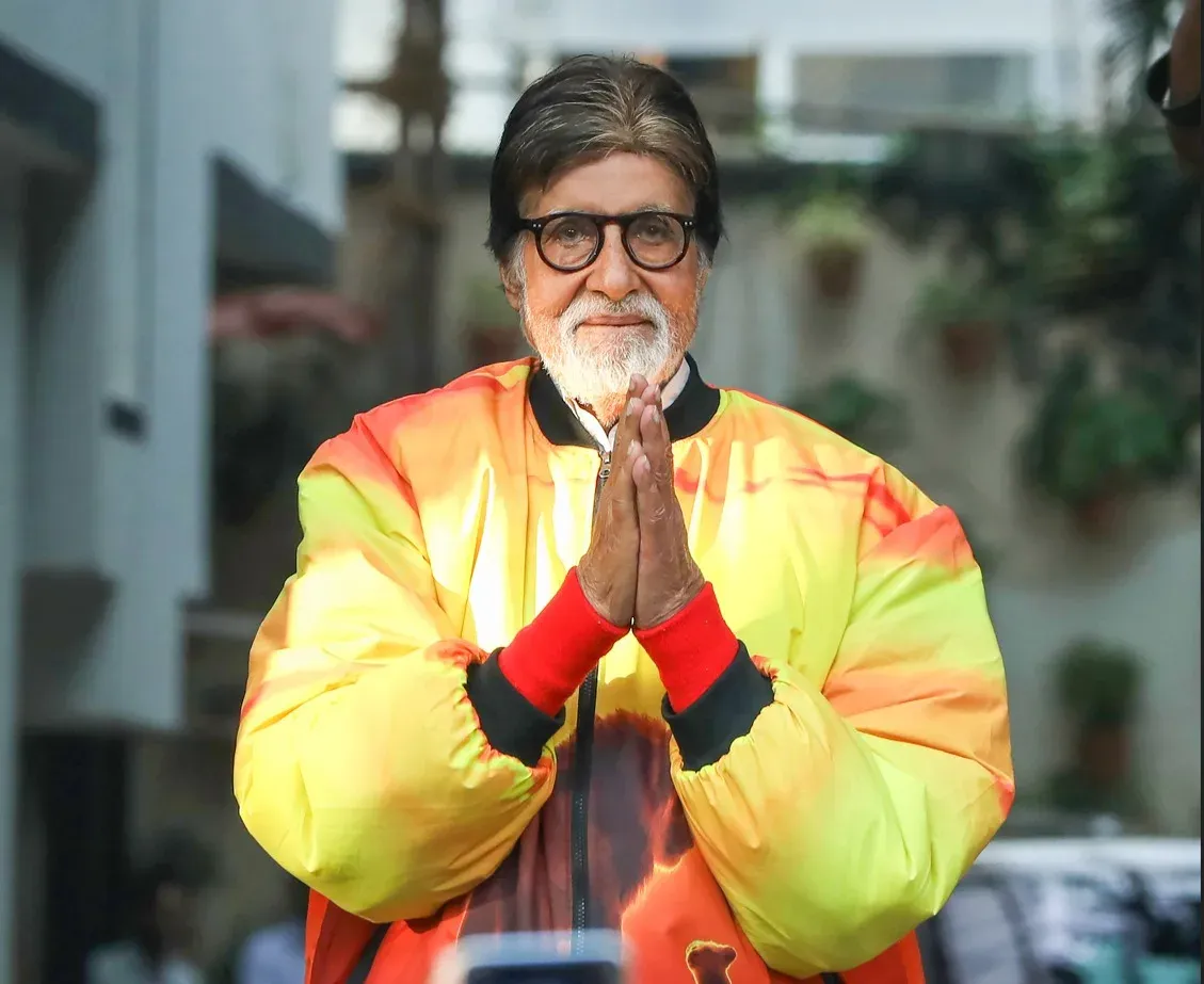 Amitabh Bachchan's poetic tribute to Jalsa fans who wait every Sunday