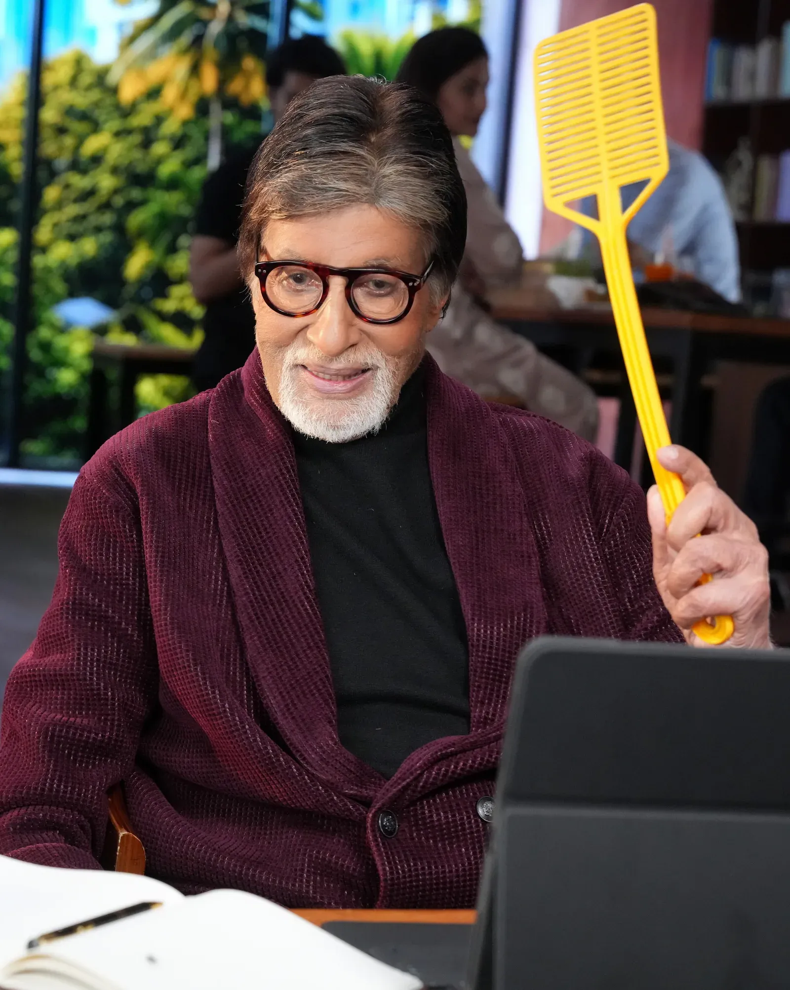 Amitabh Bachchan calls himself 'greatest makkhi maar in the business'