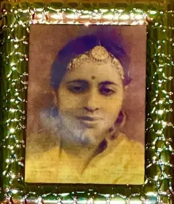 How Did Amitabh Bachchan Honor His Mother Teji Bachchan on Her 18th Death Anniversary?