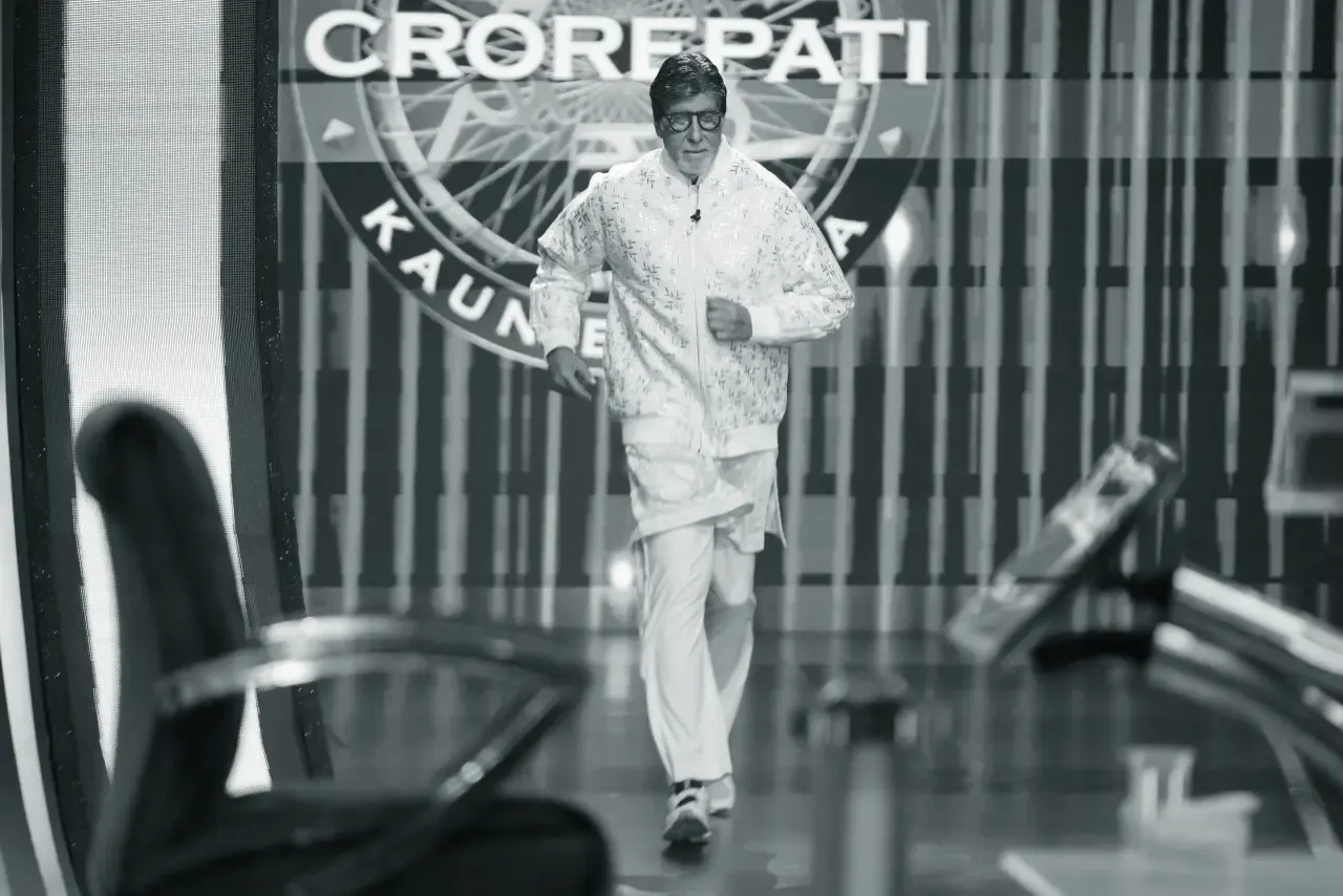 Amitabh Bachchan runs on KBC 18 set amid knee injury, says 'keep running'