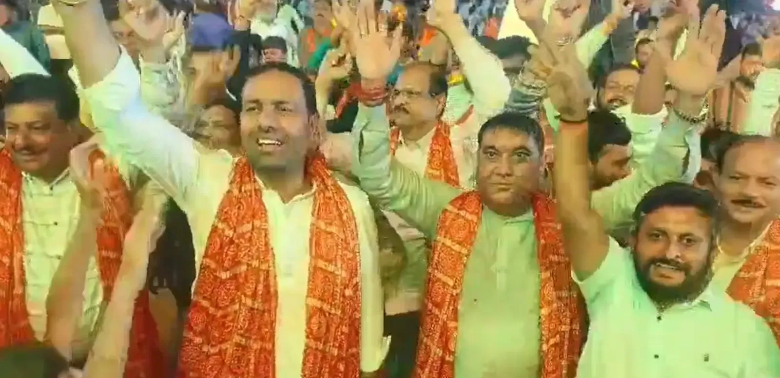 अमरेली में केसरियो शरदोत्सव: ऊर्जा मंत्री वेकरिया, सांसद-विधायकों संग खिलाड़ियों ने खेला गरबा