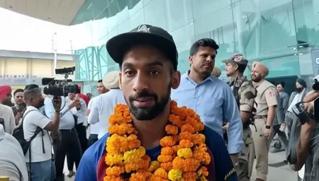 अमृतसर एयरपोर्ट पहुंचे भारतीय हॉकी खिलाड़ी, बाढ़ पीड़ितों के लिए मदद की अपील