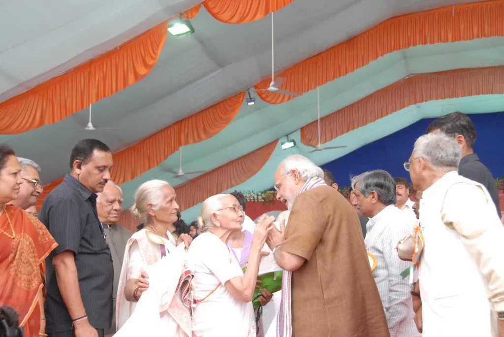 Is an Era of Seva Ascending to the Heavens? PM Modi Captures the Nation's Sentiment with Kalaben Patel