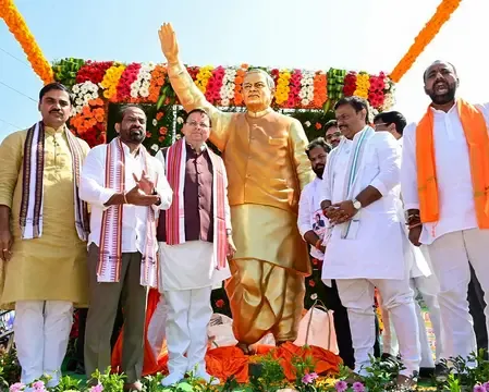 आंध्र प्रदेश : सीएम धामी ने पूर्व पीएम अटल बिहारी वाजपेयी की प्रतिमा का किया अनावरण