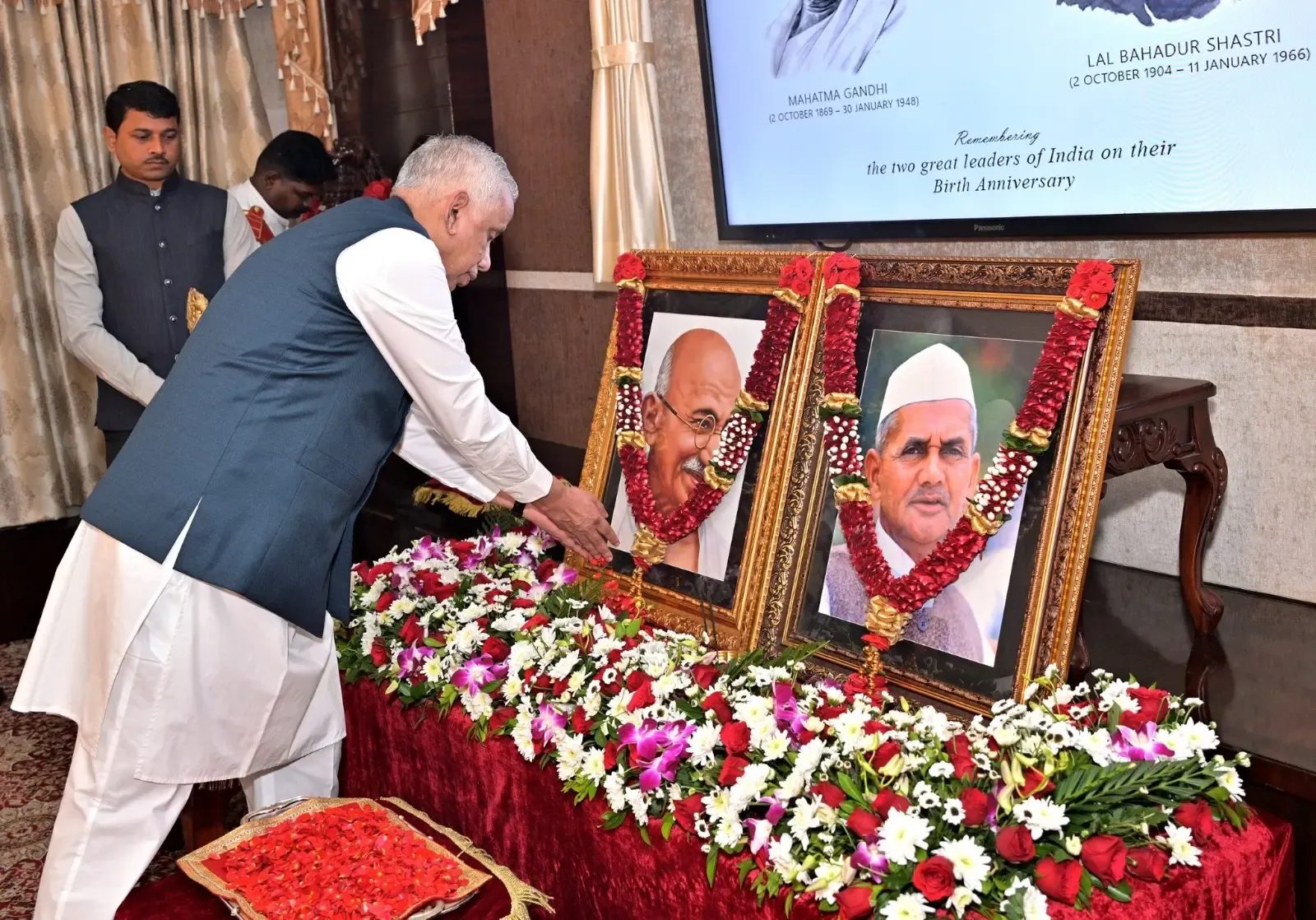 How Did Andhra Pradesh Leaders Honor Mahatma Gandhi and Lal Bahadur Shastri?