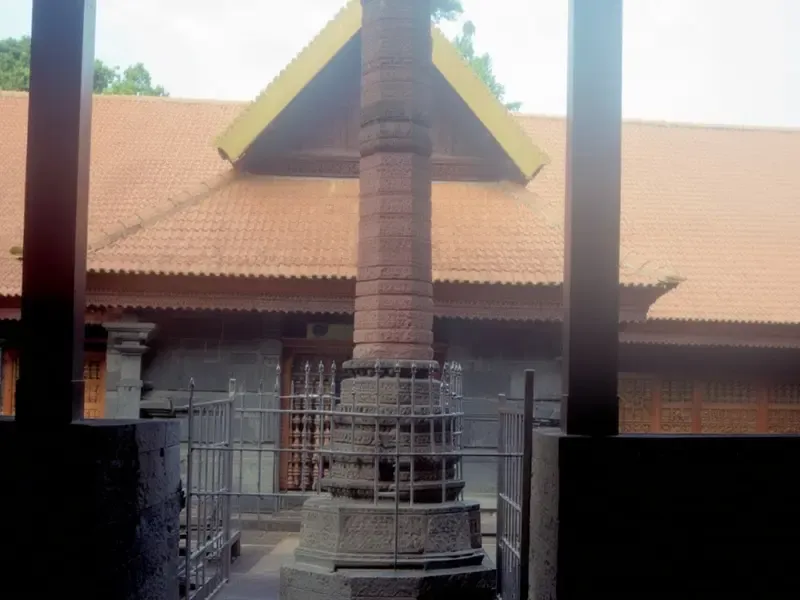 क्या अनिक्कट्टिलम्मा मंदिर में धनुष-बाण लिए भगवान शिव और तलवार लिए मां पार्वती की पूजा होती है?