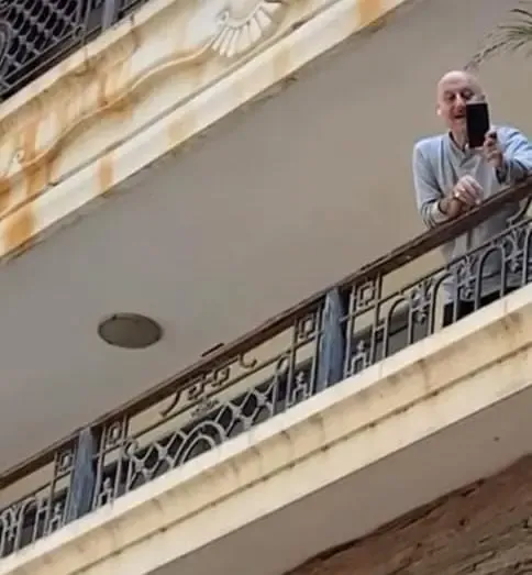 Anil Kapoor Serenades Anupam Kher with 'Tere ghar ke samne' on His Birthday