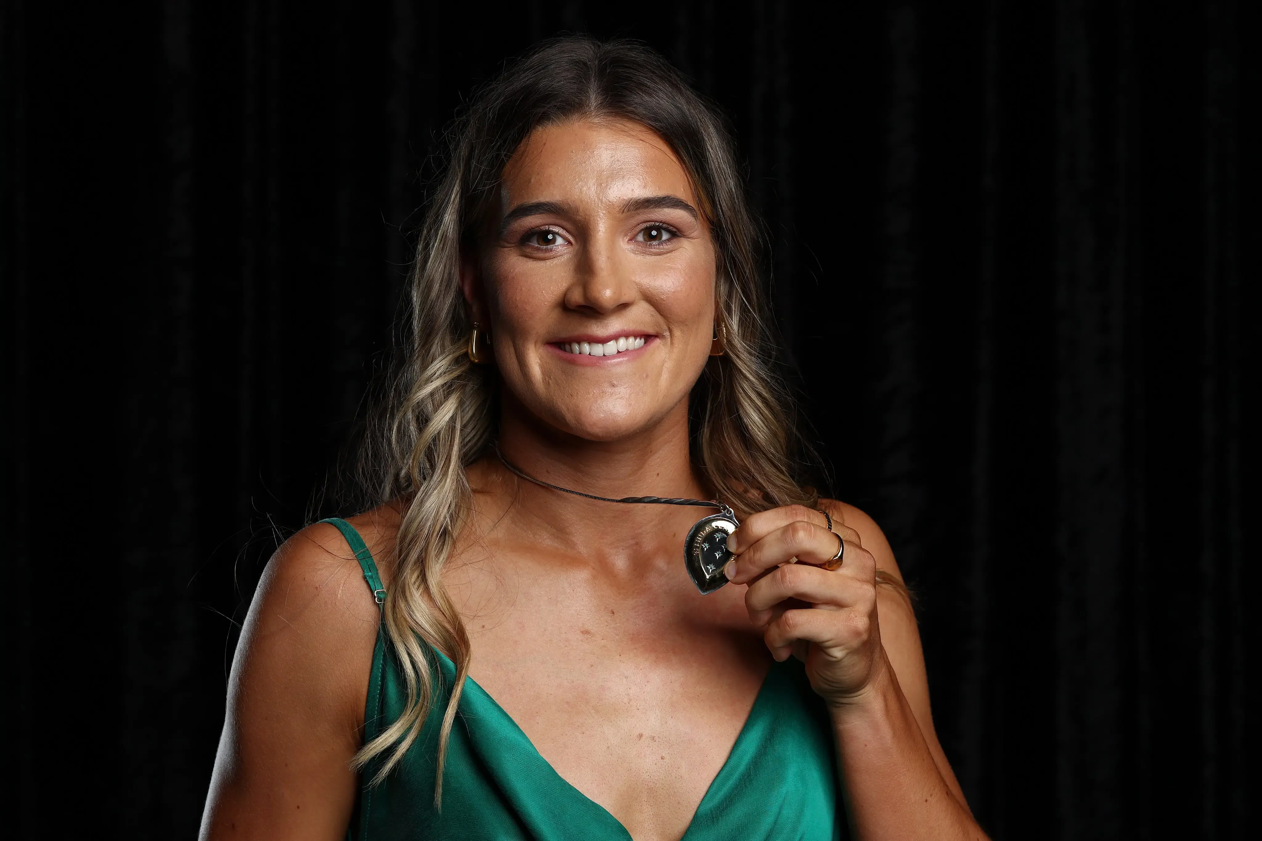 Annabel Sutherland and Travis Head Triumph at the Australian Cricket Awards