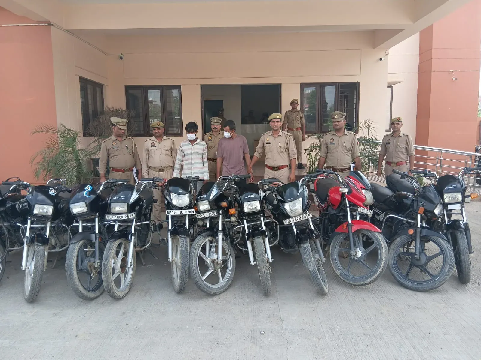 नोएडा पुलिस ने अंतर्राज्यीय वाहन चोर गिरोह के 2 सदस्य दबोचे, 12 मोटरसाइकिलें बरामद