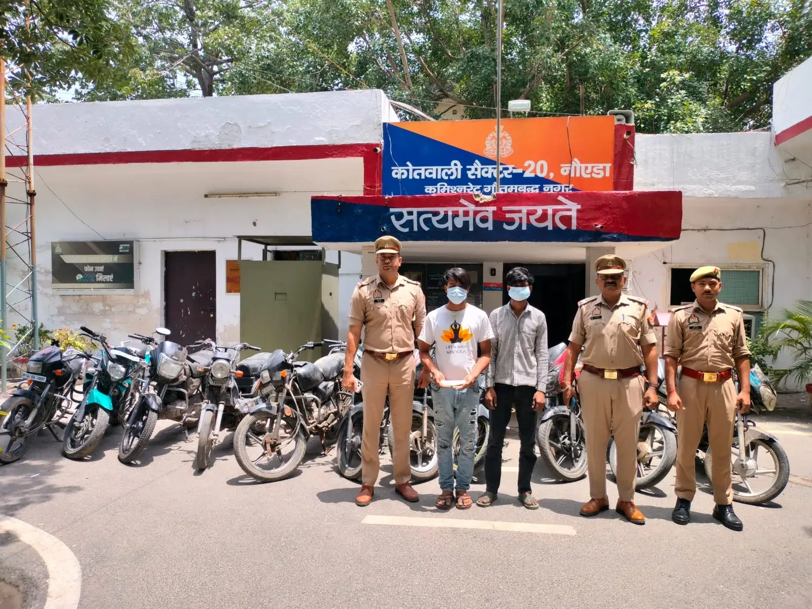 नोएडा पुलिस ने अंतरराज्यीय वाहन चोर गिरोह तोड़ा, 11 चोरी की बाइक और तमंचा बरामद