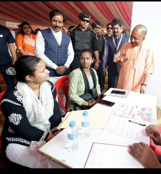मुख्यमंत्री योगी आदित्यनाथ का सफल महिला उद्यमियों से संवाद: प्रेरणादायक कहानियाँ साझा