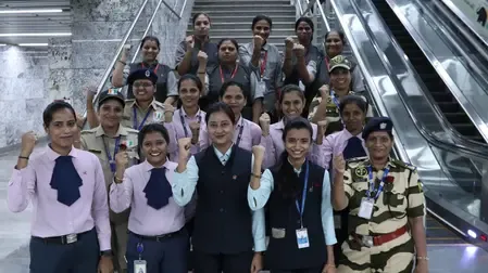अंतरराष्ट्रीय महिला दिवस पर महिला कर्मियों ने एक्वा लाइन के रूट पर दौड़ाई मेट्रो 