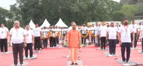 अंतरराष्ट्रीय योग दिवस 2026: झांसी किला मैदान में सीएम योगी आदित्यनाथ ने हजारों लोगों संग किया योगाभ्यास