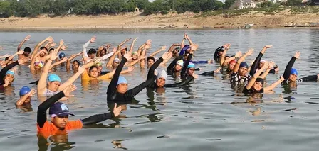 अंतरराष्ट्रीय योग दिवस से पहले प्रयागराज में 'जल योग', यमुना नदी में तैराकों ने किया अनोखा अभ्यास