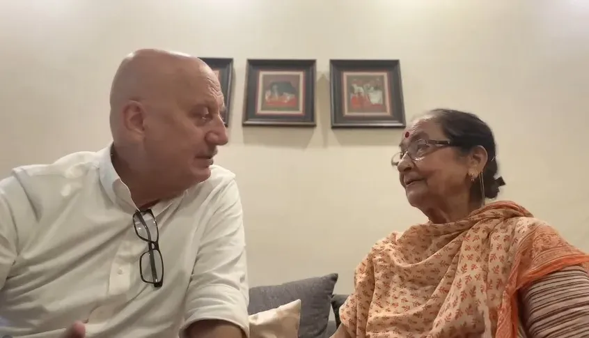 Anupam Kher reunites with mom Dulari after Shimla stay, 'I missed her'