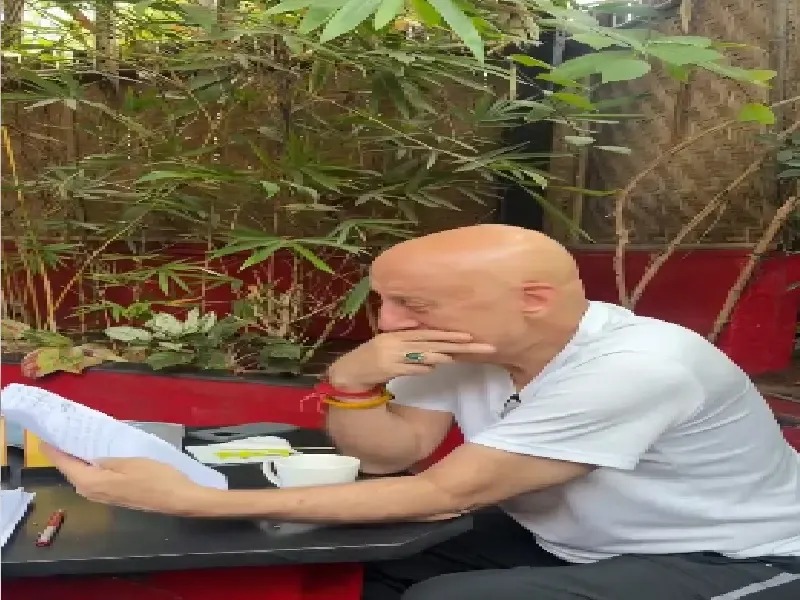 अनुपम खेर की भावनात्मक वापसी: थिएटर से फिर शुरू हुआ अभिनय का सफर