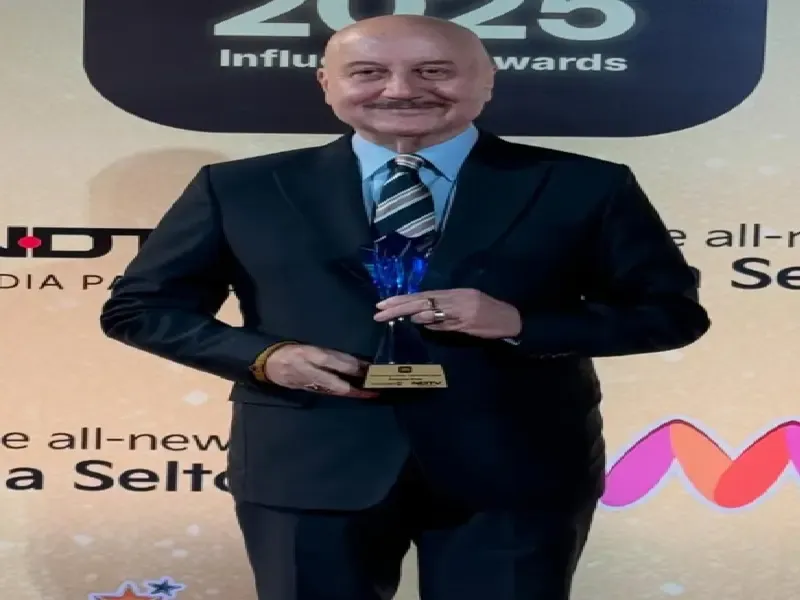 क्या अनुपम खेर को मिला एक और पुरस्कार, उनकी बेहतरीन कृति के लिए?