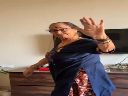 अनुपम खेर की मां दुलारी ने कश्मीरी मंगलसूत्र पहनकर किया रैंप वॉक', फैंस को आया पसंद