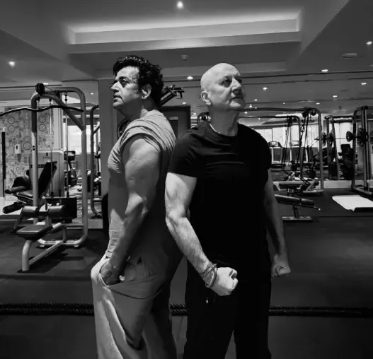 क्या अनुपम खेर ने रवि किशन के साथ जिम से 'पावरफुल' तस्वीर साझा की?