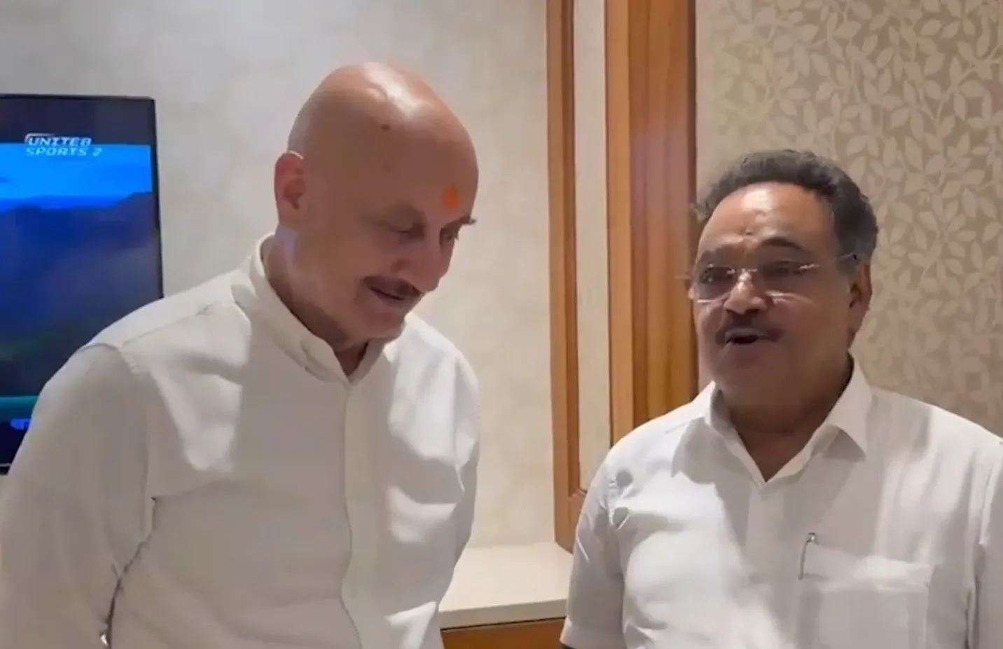 अनुपम खेर की समिक भट्टाचार्य से मुलाकात, BJP नेता बोले — चुनाव में देने पड़ते हैं ऐसे 'पंच'
